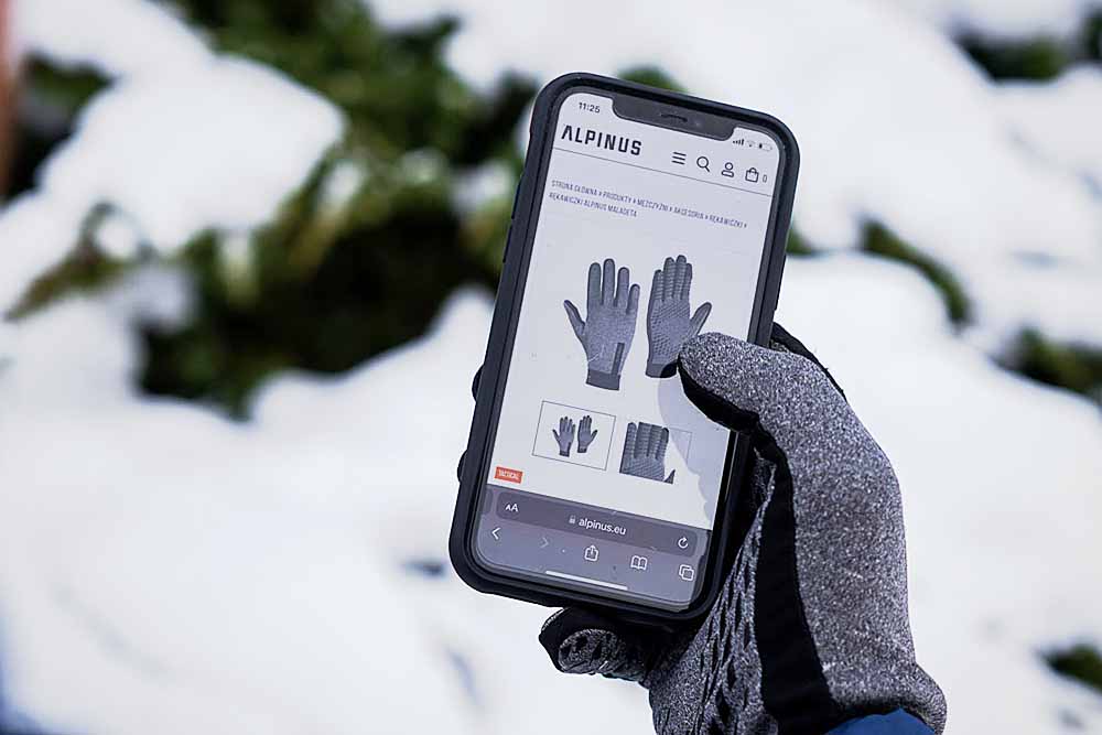 Touch sensitive gloves with iphone in extreme cold